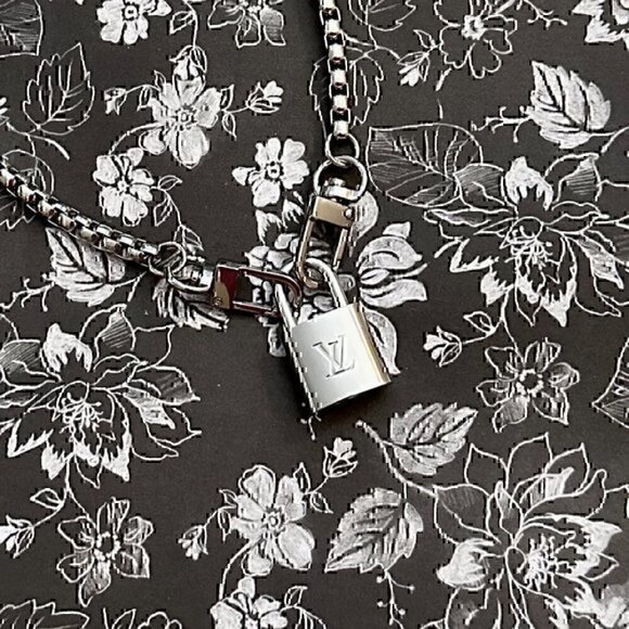 New LV Louis Vuitton Silver-Toned Lock with 18" Box Link Chain Necklace - Picture 3 of 5